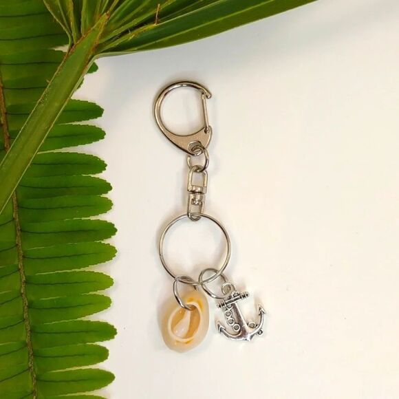 Seashell Keyring Anchor and Puka Shell Florida - Picture 7 of 9